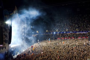 Kalabalık insan sahne önünde bir konserde