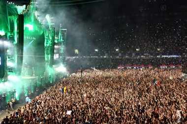 Kalabalık insan sahne önünde bir konserde