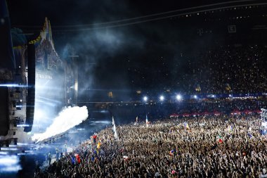 Kalabalık bir konserde yayan duman duman topları