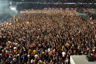 Kalabalık insan sahne önünde bir konserde