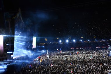 Kalabalık insan sahne önünde bir konserde