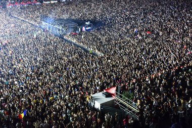 Kalabalık insan sahne önünde bir konserde