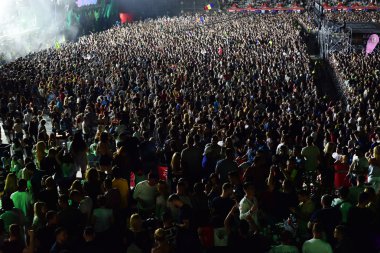Konserde kalabalık