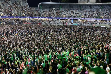 Konserde kalabalık