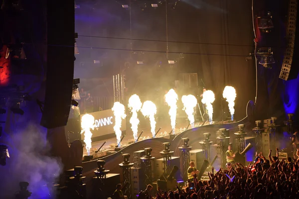 Projection de flamme de feu au concert live — Photo
