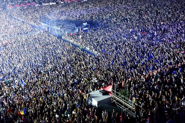 Wielki tłum ludzi na koncercie w przedniej części etapu — Zdjęcie stockowe