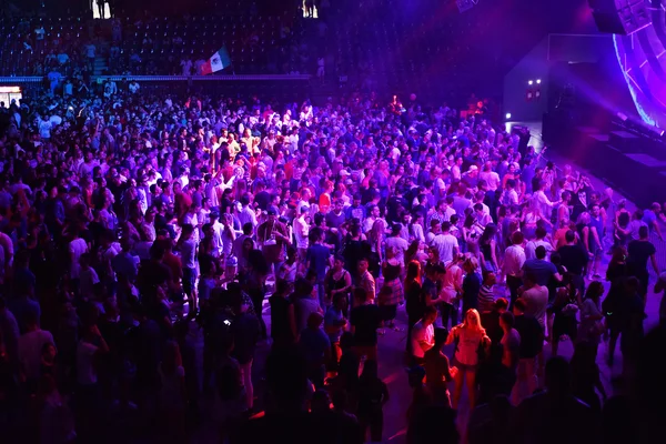 Fiesta multitud en la discoteca — Foto de Stock