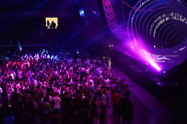 Partying crowd in the disco — Stock Photo, Image