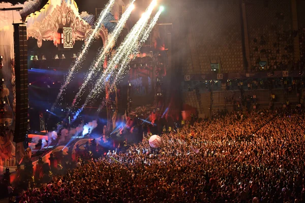 DJ Fedde Le Grand sahnede canlı performans