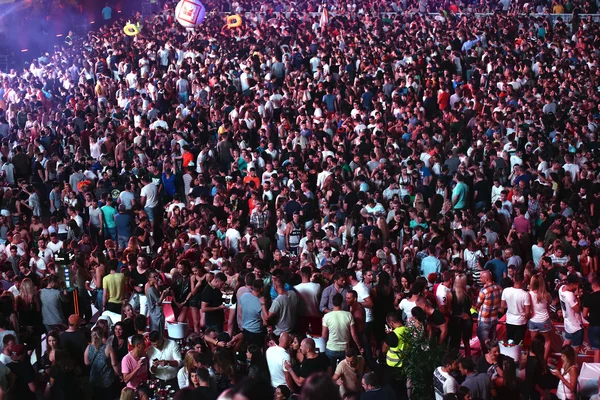 Aşırı kalabalık canlı konser. Konserdeki seyirci — Stok fotoğraf