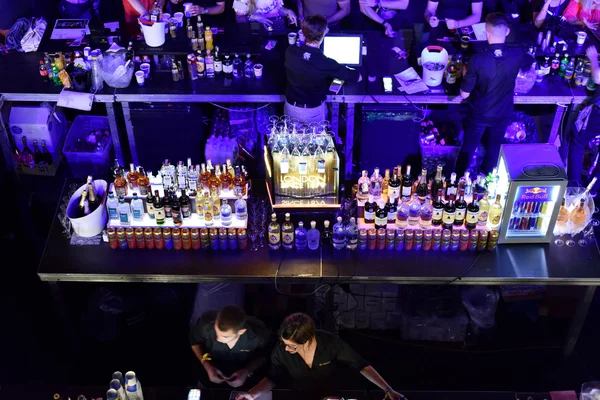 Bar lleno de bebidas alcohólicas y cócteles — Foto de Stock