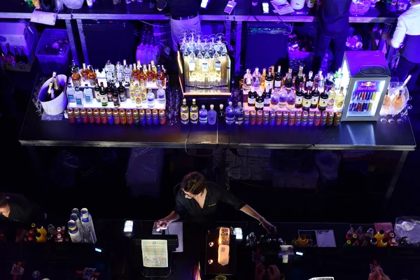 Bar cheio de bebidas alcoólicas e coquetéis — Fotografia de Stock