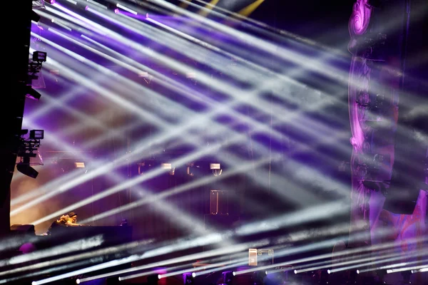Luzes de palco em um concerto EDM ao vivo — Fotografia de Stock