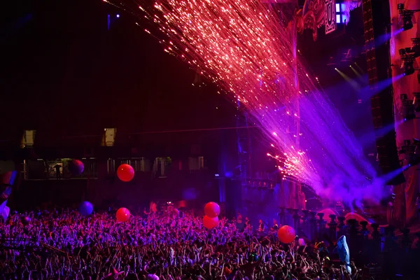 Fuegos artificiales disparando en el frente de la multitud en un concierto en vivo —  Fotos de Stock