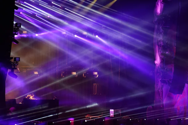 Luces de escenario en un concierto EDM en vivo — Foto de Stock