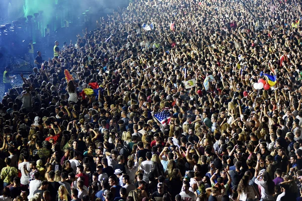 Gran multitud de personas en un concierto en la parte delantera del escenario — Foto de Stock