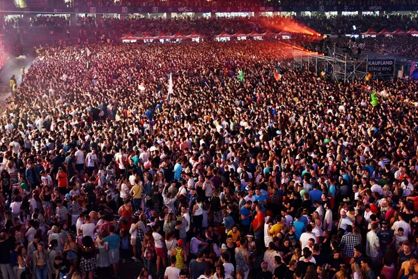 Large crowd of people at a concert in the front of the stage — Stock Photo, Image