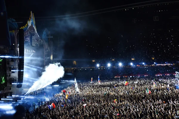 Canons à fumée émettant de la fumée sur la foule lors d'un concert — Photo