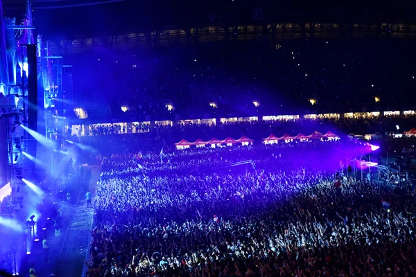Large crowd of people at a concert in the front of the stage — Stock Photo, Image