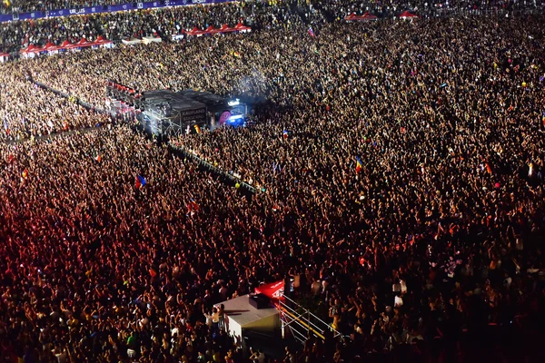 Gran multitud de personas en un concierto en la parte delantera del escenario —  Fotos de Stock