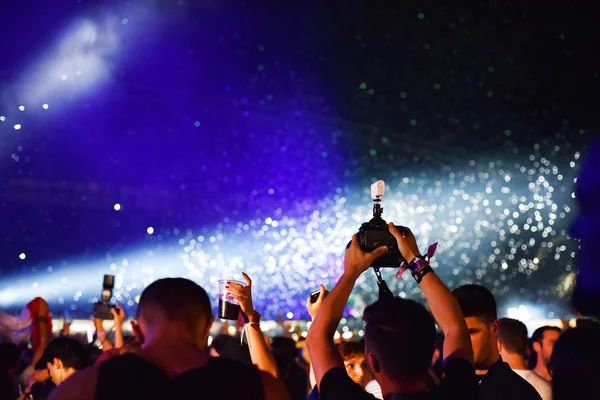 Lanzando confeti sobre la multitud en concierto en vivo — Foto de Stock