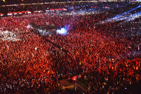 Grande multidão em um concerto na frente do palco — Fotografia de Stock