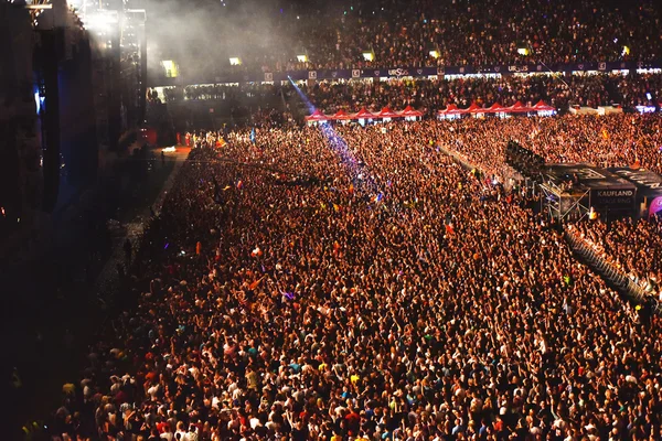 Stor skara av människor vid en konsert framför scenen — Stockfoto