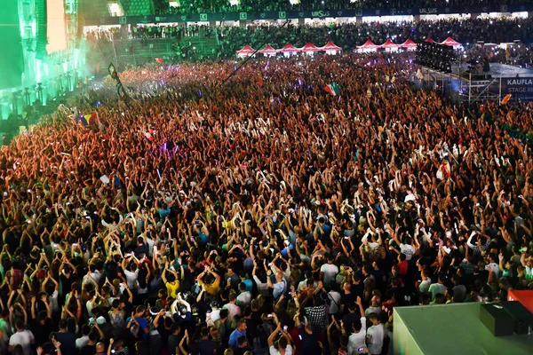 Grande multidão em um concerto na frente do palco — Fotografia de Stock