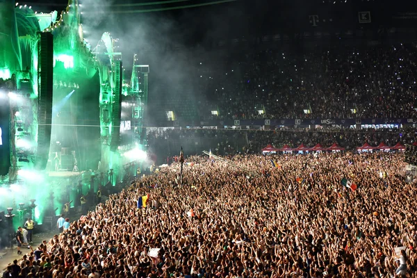 Une foule nombreuse lors d'un concert devant la scène — Photo