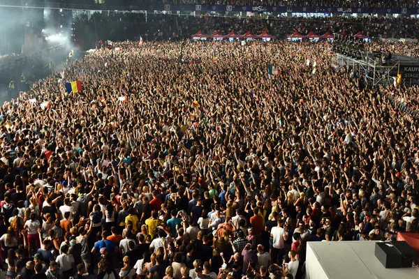 Grote menigte van mensen tijdens een concert in de voorkant van het podium — Stockfoto
