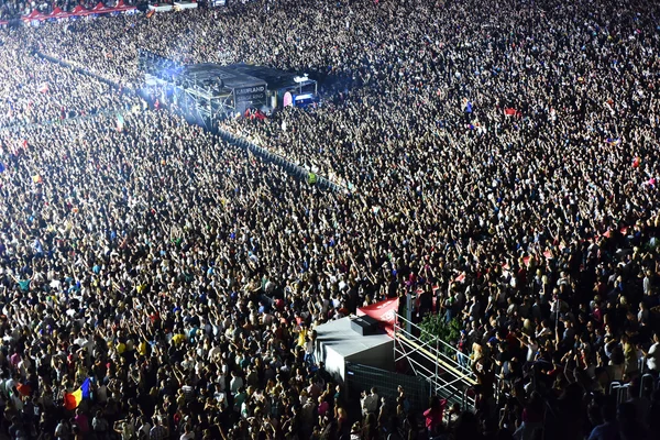 Grande folla di persone ad un concerto di fronte al palco — Foto Stock