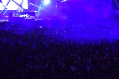 Bir stadyumda bir konserde kalabalık