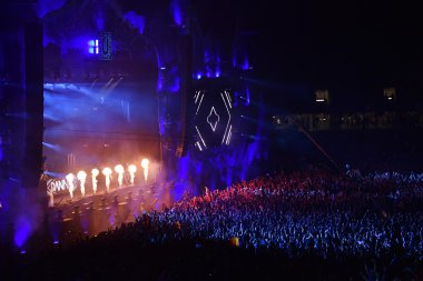 Bir stadyumda bir konserde kalabalık