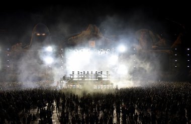 Bir stadyumda bir konserde kalabalık