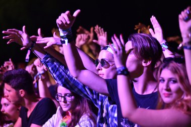 Parti kalabalık bir konserde altın daire