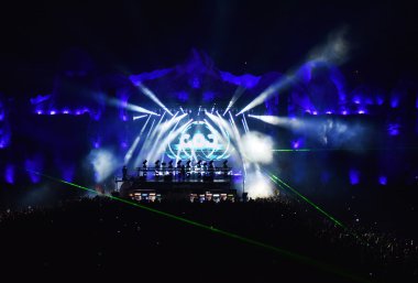 Canlı bir müzik festivalinde sahnede karıştırma dj