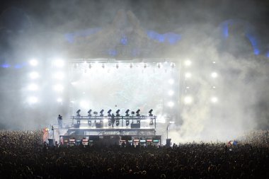 Canlı bir müzik festivalinde sahnede karıştırma dj