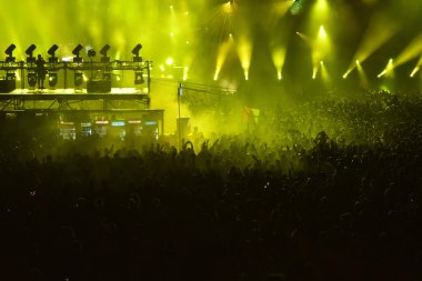 Canlı bir müzik festivalinde sahnede karıştırma dj