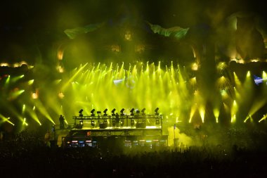 Canlı bir müzik festivalinde sahnede karıştırma dj