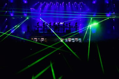 Canlı bir müzik festivalinde sahnede karıştırma dj