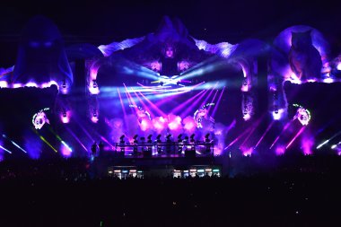 Canlı bir müzik festivalinde sahnede karıştırma dj