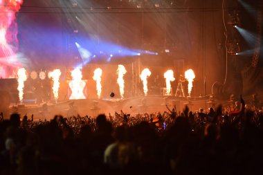 Canlı bir müzik festivalinde sahnede karıştırma dj