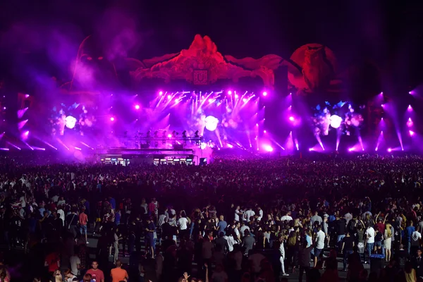 Menigte, duizenden mensen op muziekfestival — Stockfoto