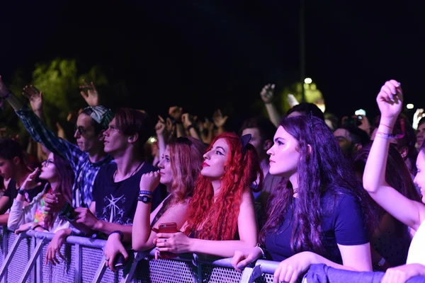 Festa folla nel cerchio d'oro a un concerto — Foto Stock