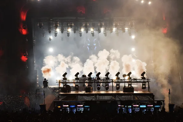 DJ mixando ao vivo no palco em um festival de música — Fotografia de Stock