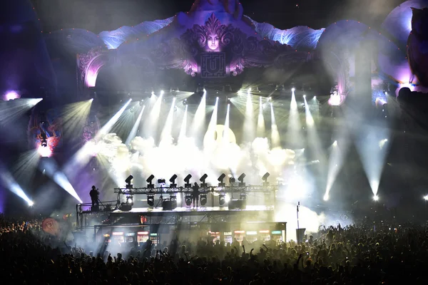 DJ mixando ao vivo no palco em um festival de música — Fotografia de Stock