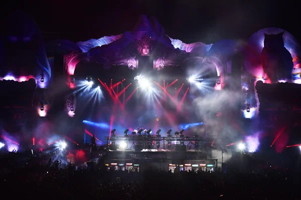 Canlı bir müzik festivalinde sahnede karıştırma dj