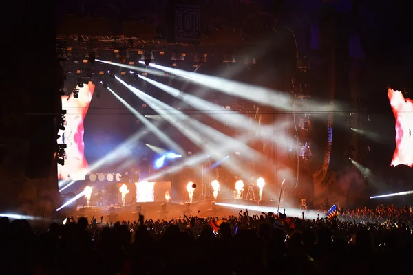 Dj mezcla en vivo en el escenario en un festival de música — Foto de Stock