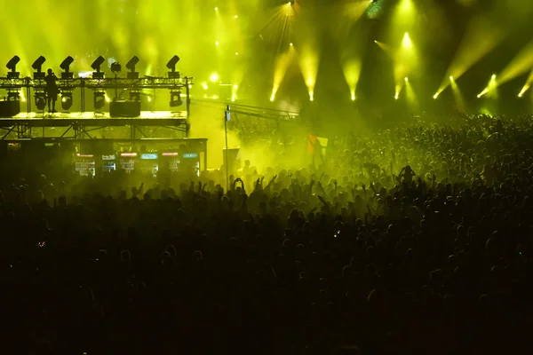 DJ miksowania na żywo na scenie festiwalu muzyki — Zdjęcie stockowe