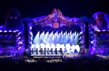 Sahne Alanı'nda duman yayan duman topları